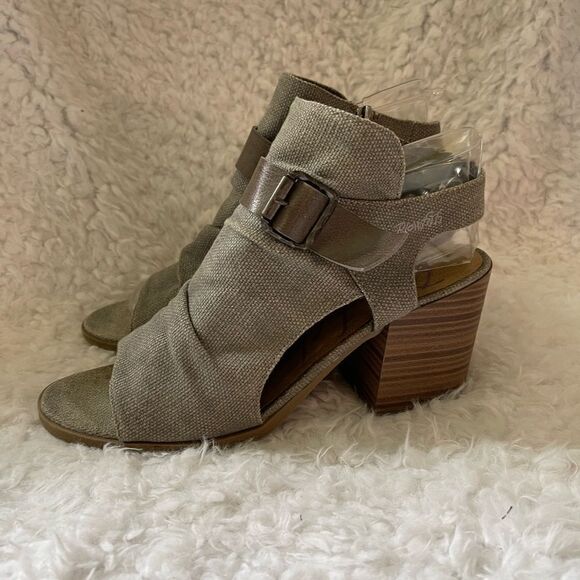 Blowfish canvas taupe ankle strap sandals block 3”heels buckle accent Size 9.5 - Picture 1 of 13